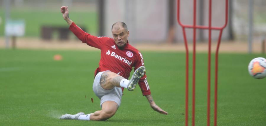 Clube do Brasileirão chega a acordo e corta 25% do salário dos jogadores