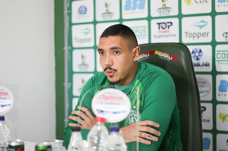 Jefferson Paulino celebra renovação com o Guarani: ‘Feliz e lisonjeado’