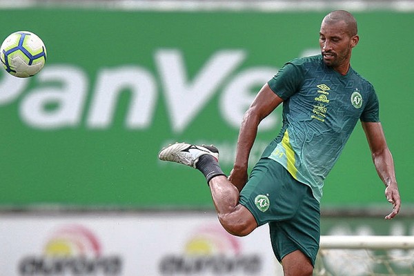 Chapecoense renova com zagueiro até o final de novembro