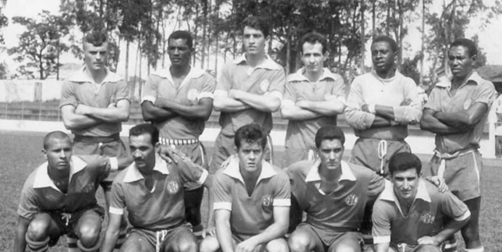 Equipe do Andradina, campeã da Terceira Divisão de Profissionais de 1965. Hélio Duran é o terceiro agachado (Foto: Reprodução / Terceiro Tempo)