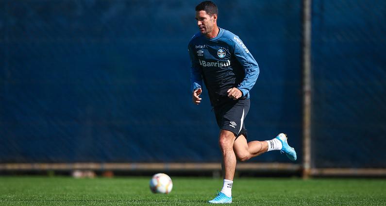 Em dia de 1º treino com bola do Grêmio, Thiago Neves diz ‘ralar’ para ser ídolo