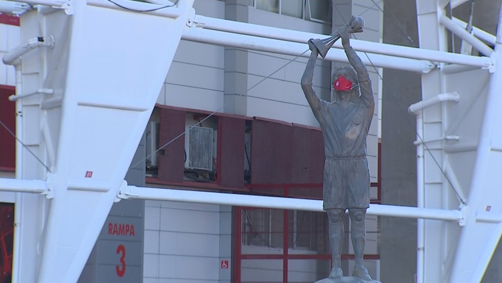 Estátua de ídolo do Internacional recebe máscara de proteção