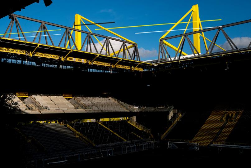 Em Dortmund, torcedores lamentam portões fechados, mas respeitam distanciamento