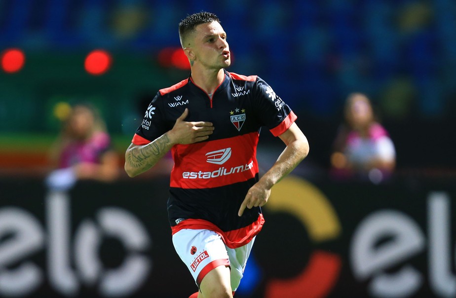 Cruzeiro cogita meia emprestado, mas Atlético-GO faz jogo duro:  “Não vamos devolver”