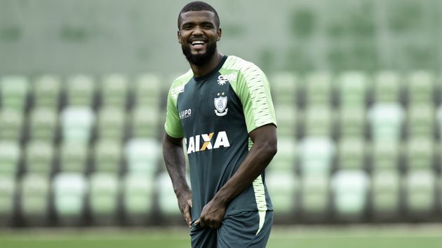 Time do Brasileirão sonda zagueiro do América-MG e pode perder atacante da seleção