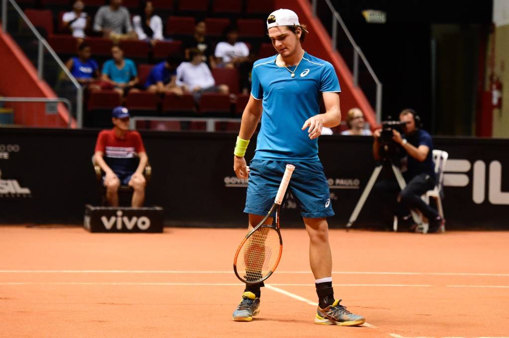 ‘Novo normal’ do tênis pode ter bolinhas com iniciais e cumprimento com raquete