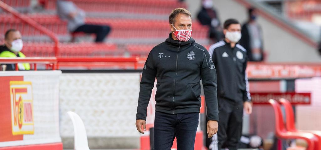 Técnico de máscara e jogadores nas arquibancadas! Imagens do Alemão!