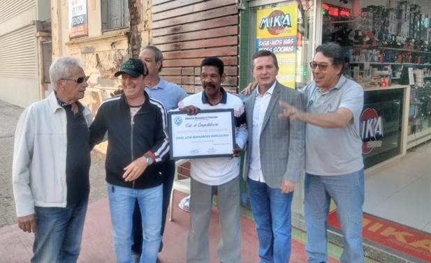 Oriel, com a placa na mão, em recente homenagem de torcedores do XV