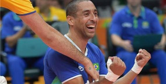 Lenda é homenageada por estrelas do vôlei após anunciar aposentadoria