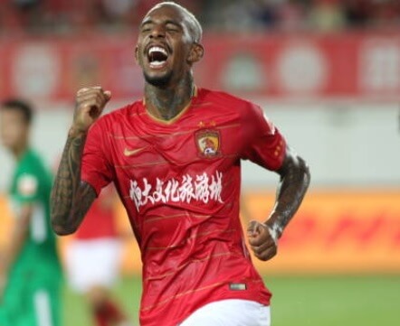 Live de ex-meia do Bahia é paralisada pela Polícia Militar