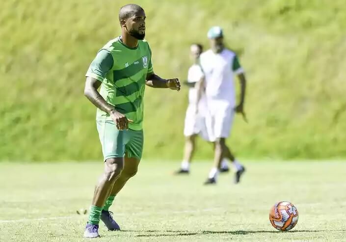 Dirigente do Vasco confirma interesse em zagueiro de time da Série B