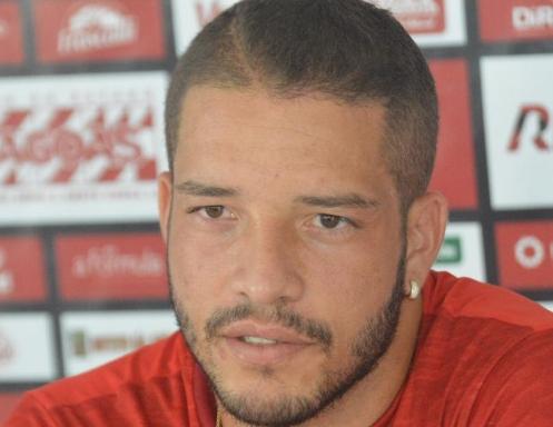 Goleiro do CRB acredita que futebol brasileiro voltará menos intenso