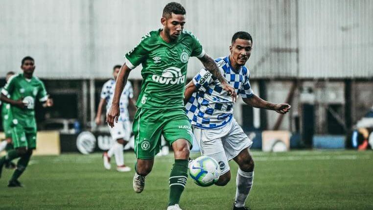 Na mira do Avaí, ex-Corinthians negocia saída da Chapecoense