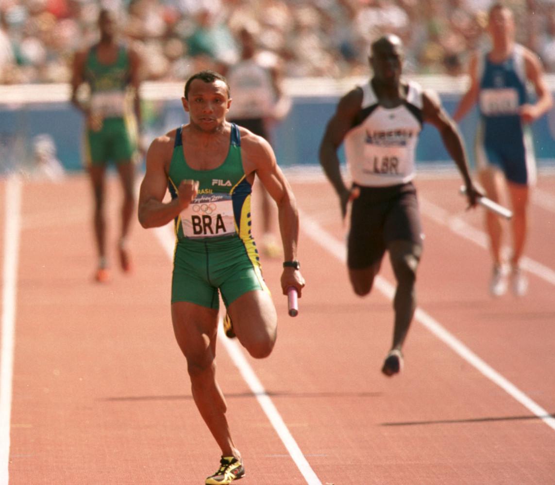 Brasileiro do atletismo receberá medalha olímpica do 4×100 metros 20 anos depois