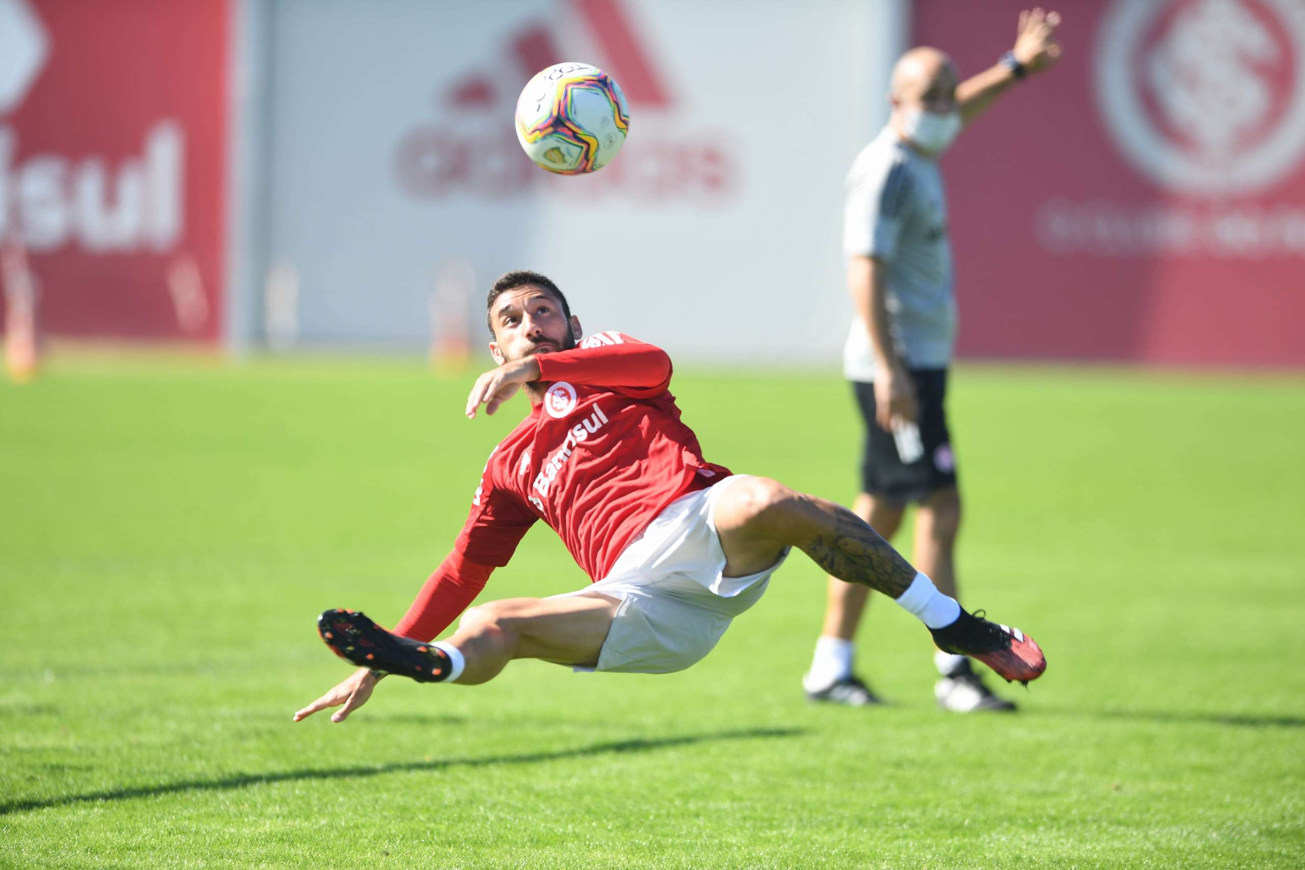 Em 10º dia de atividades, Internacional reforça treino com bola