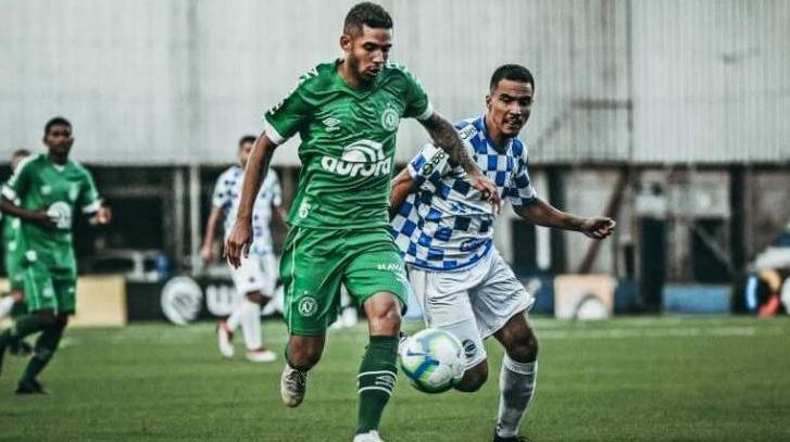 Chapecoense oficializa rescisão de contrato com zagueiro, na mira do Avaí