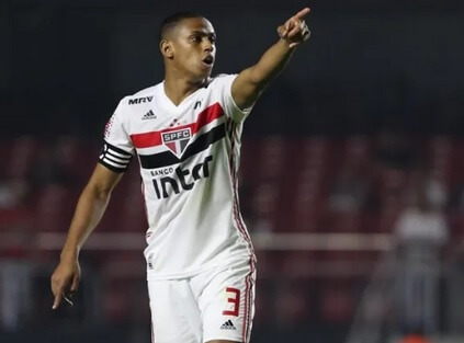 Zagueiro do São Paulo desafina ao cantar Tim Maia. Veja o vídeo!