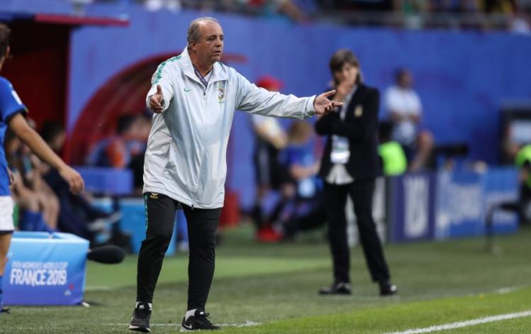 Com tumor, ex-técnico de São Paulo, Corinthians e Seleção é internado