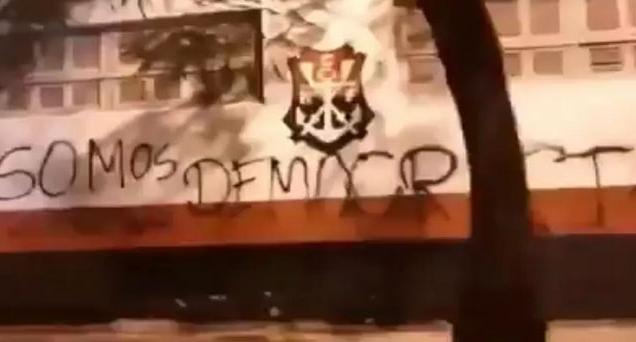 Gávea é pichada com críticas ao presidente do Flamengo após almoço com Bolsonaro