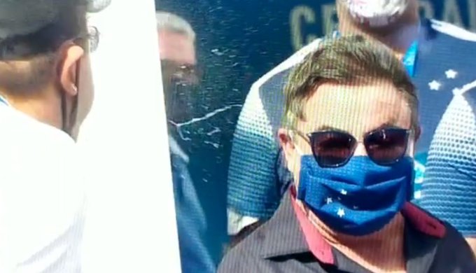 Ex-presidente é alvo de cusparada na eleição do Cruzeiro. Confira o vídeo