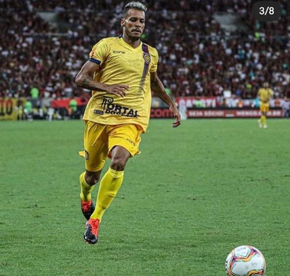 Jogador do Cariocão atua como feirante durante paralisação do futebol