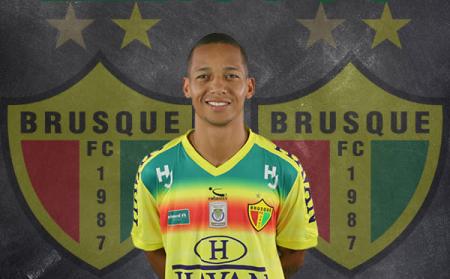 Cria do Palmeiras, volante campeão com XV de Piracicaba renova com clube catarinense