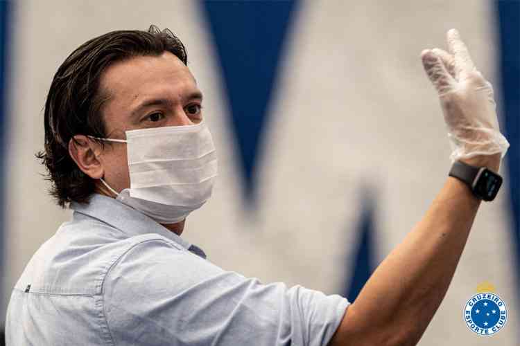 Em eleição marcada por protestos e cusparada, Cruzeiro define novo presidente