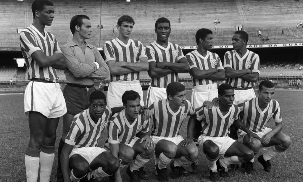Bangu, campeão carioca de 1966. Na foto, em pé, da esquerda para a direita: Mário Tito, Ubirajara, Luís Alberto, Ari Clemente, Fidélis e Jaime; agachados: Paulo Borges, Ladeira, Cabralzinho, Ocimar e Aladim Foto: Reprodução 