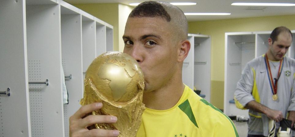 Rivaldo compara características de sensação da Europa com Ronaldo Fenômeno