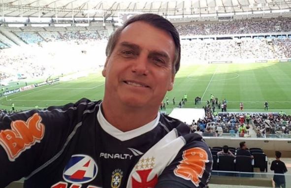 Bolsonaro pede a Crivella o retorno do futebol no Rio de Janeiro