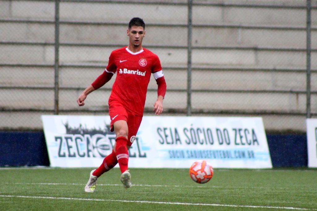 Para dar aumento salarial, Inter renova contrato com volante norte-americano