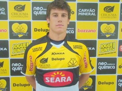 Com proposta de clube da Libertadores, meia ex-Criciúma quer ficar no Brasil