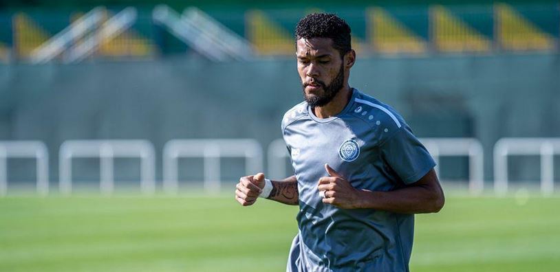 Letão: Atacante brasileiro celebra movimentação para retorno do futebol