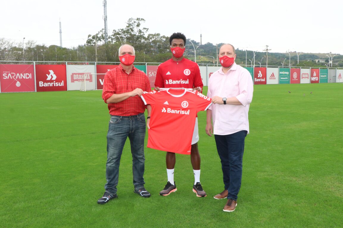 Inter segue rotina de renovações e prorroga contrato zagueiro até o fim de 2022