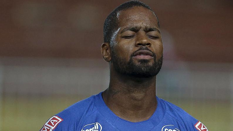 Ex-zagueiro da Seleção revela preocupação: “corro o risco de não voltar a jogar”