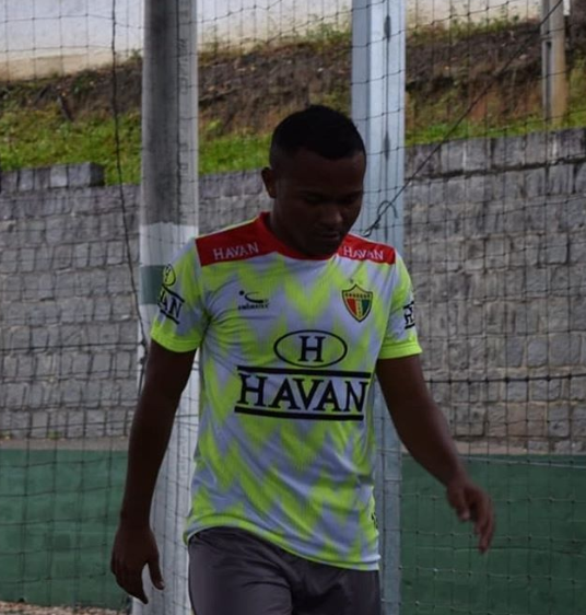 Com apenas um jogo entre os titulares, lateral deixa time da Série C