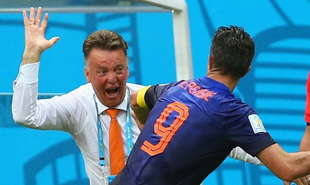 Van Persie revela ter levado tapa na cara de Van Gaal na Copa de 2014