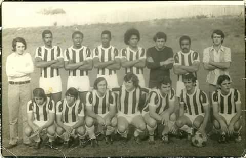 Time do Comercial; Eli, em pé