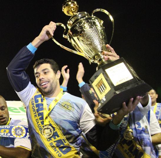 Troféu na mão. (Foto: Leonardo Britos/FPF)