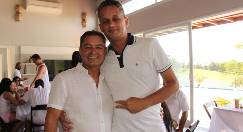 Julinho (à esq.) participou de ação social em nome do Água Santa. (Foto: Divulgação)