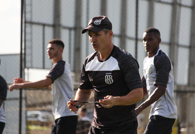 Mesmo a distância, preparador físico elogia treinos na Ponte: ‘Todo mundo atento’