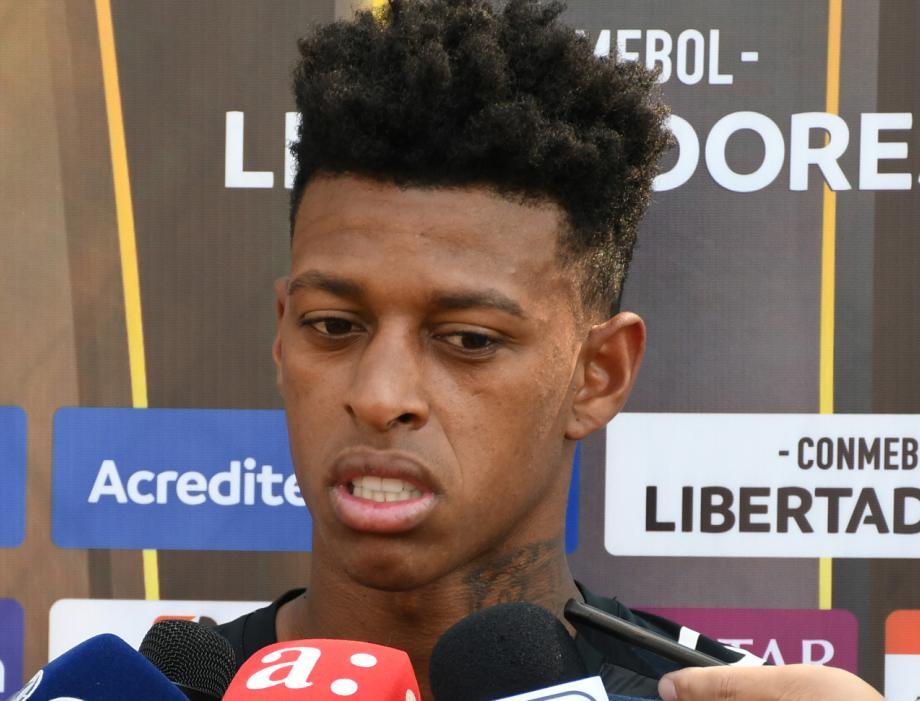 Clube francês fecha negociação com zagueiro do Athletico-PR por quase R$ 50 milhões