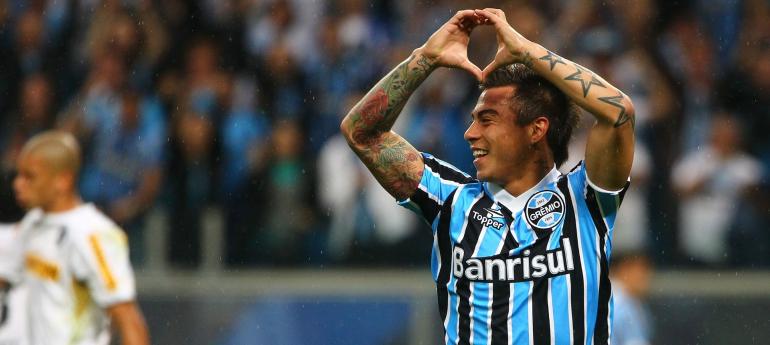 Presidente de clube do Brasileirão comenta interesse em atacante chileno ex-Grêmio
