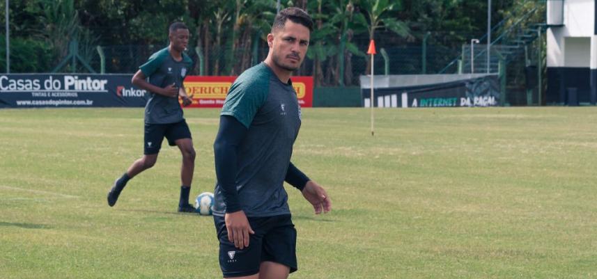 Elyeser, volante de clube da Série B, comemora volta aos treinos