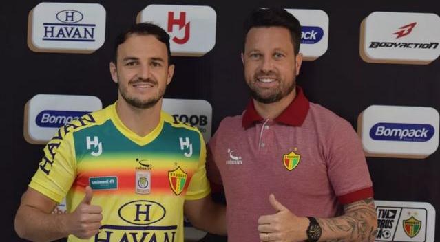 Ronaell (e) — Foto: Jefferson Alves / Brusque FC 