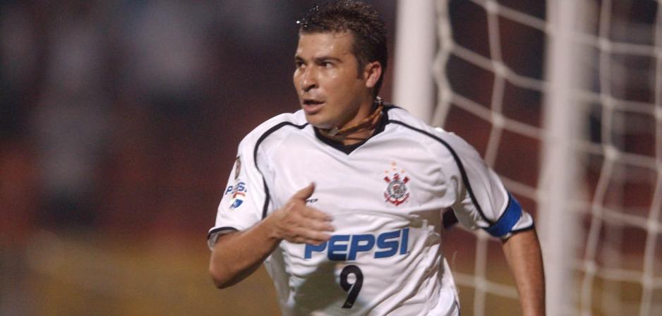 Pentacampeão quer a volta do futebol e elogia Corinthians: “É mais paixão”