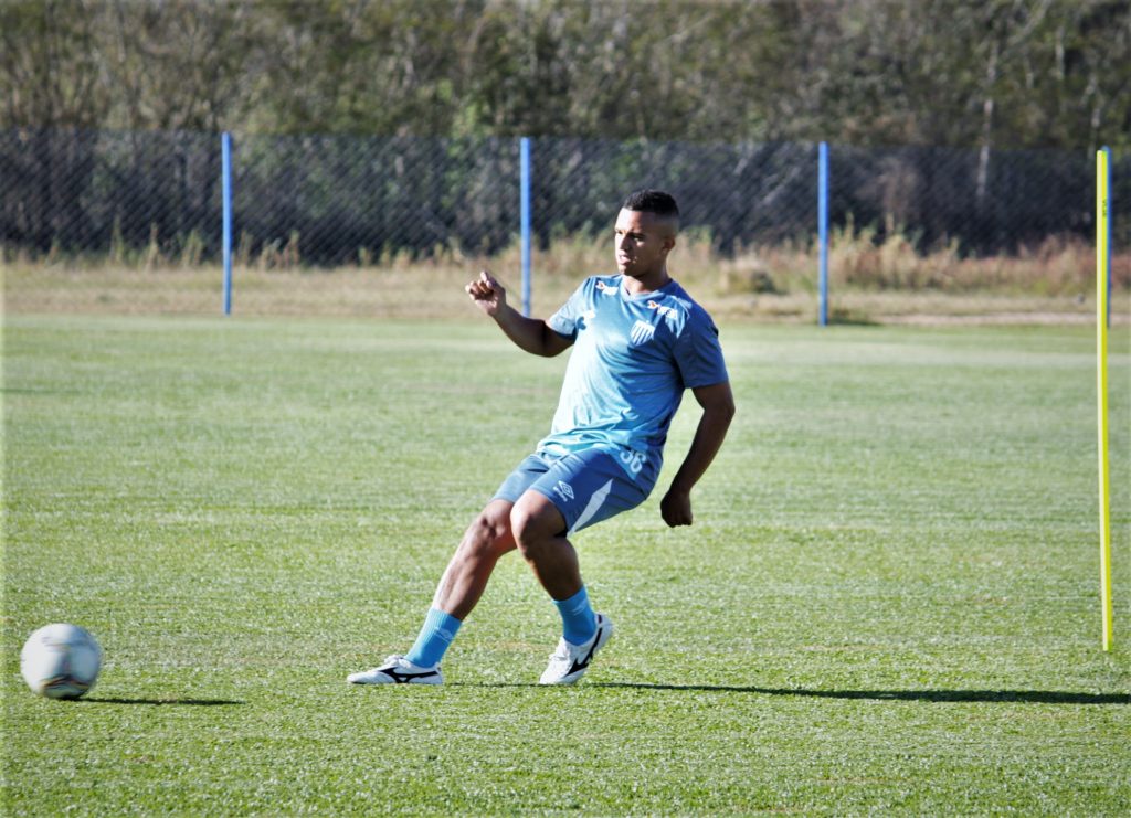 Ansioso por voltar do futebol, Rômulo prevê disputa por títulos no Avaí