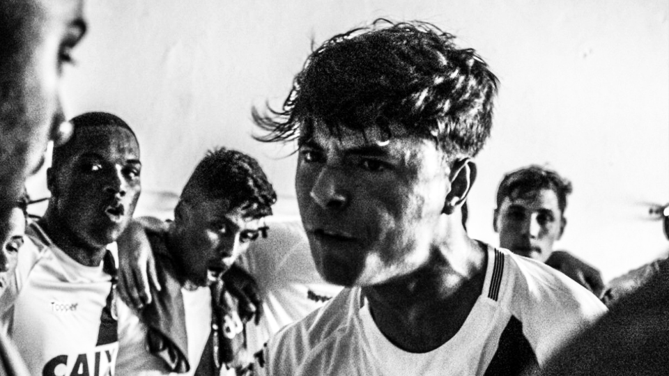 Em casa, meia da Ponte Preta elogia treinos em home office: ‘Forte e com dedicação’