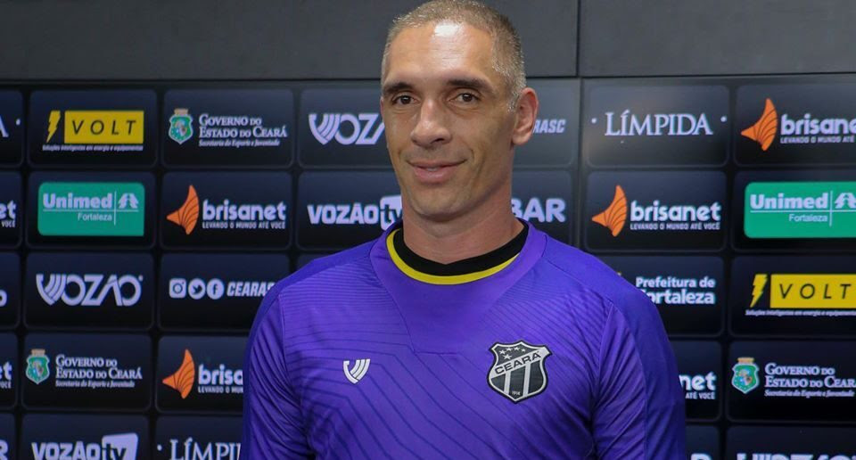 Goleiro Prass entra no clima e conta piada no “Canal do Levir” no YouTube