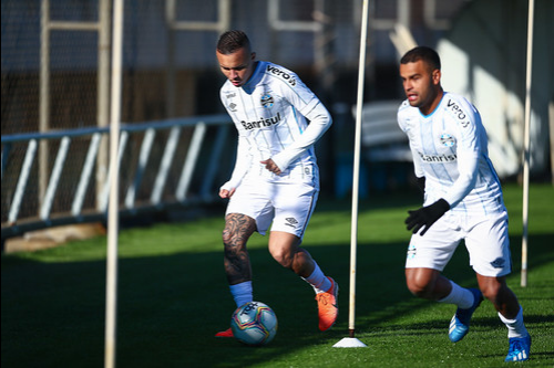 Atacante não confirma permanência, mas fala em ‘prazer’ por estar em clube da Série A